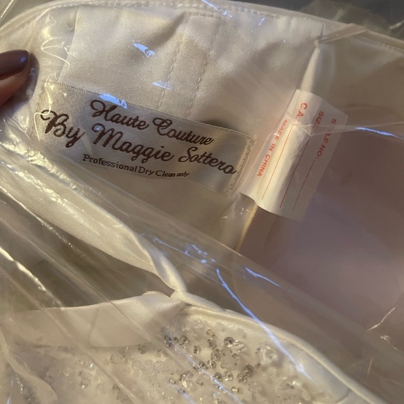 Stunning Maggie Sottero wedding dress. Worn once.Excellent condition. - Picture 8 of 8